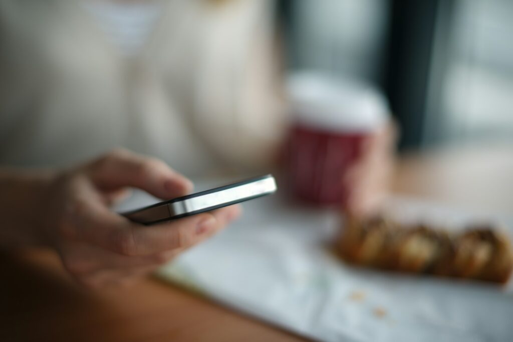 Mit dem Smartphone im Café
