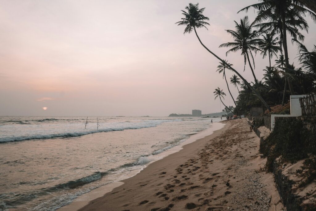 Sonnenuntergang am Strand in der Kleinstadt Unawatuna, in Sri Lanka