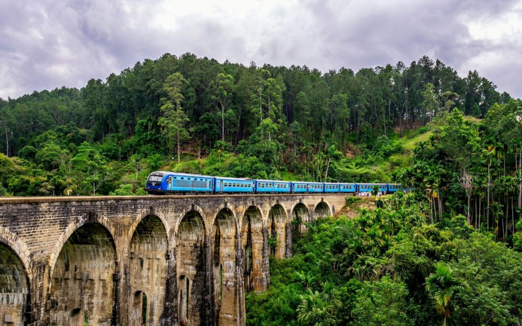 Blick auf die berühmte Brücke Nine Arches Bridge im Ort Ella in Sri Lanka