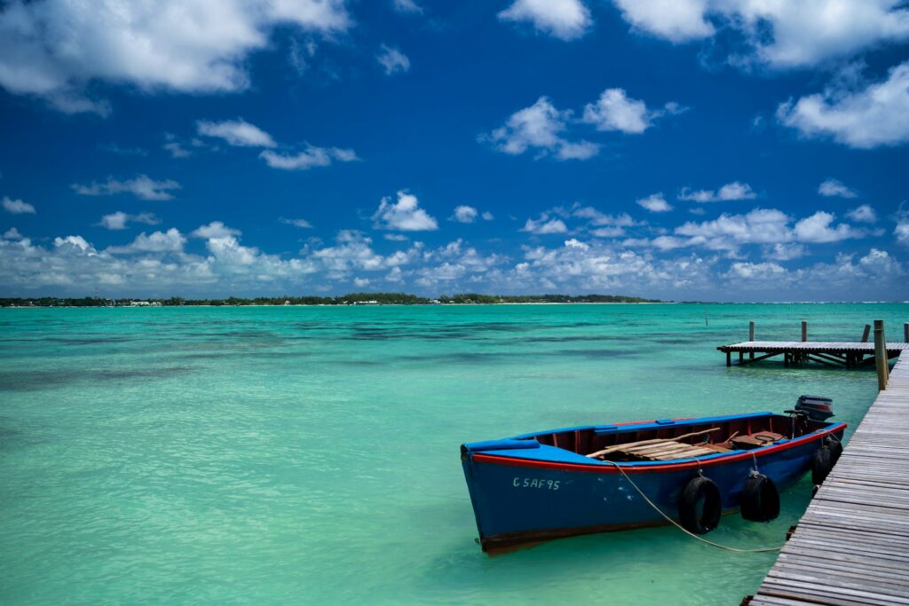 Küste mit glasklarem Wasser auf Mauritius