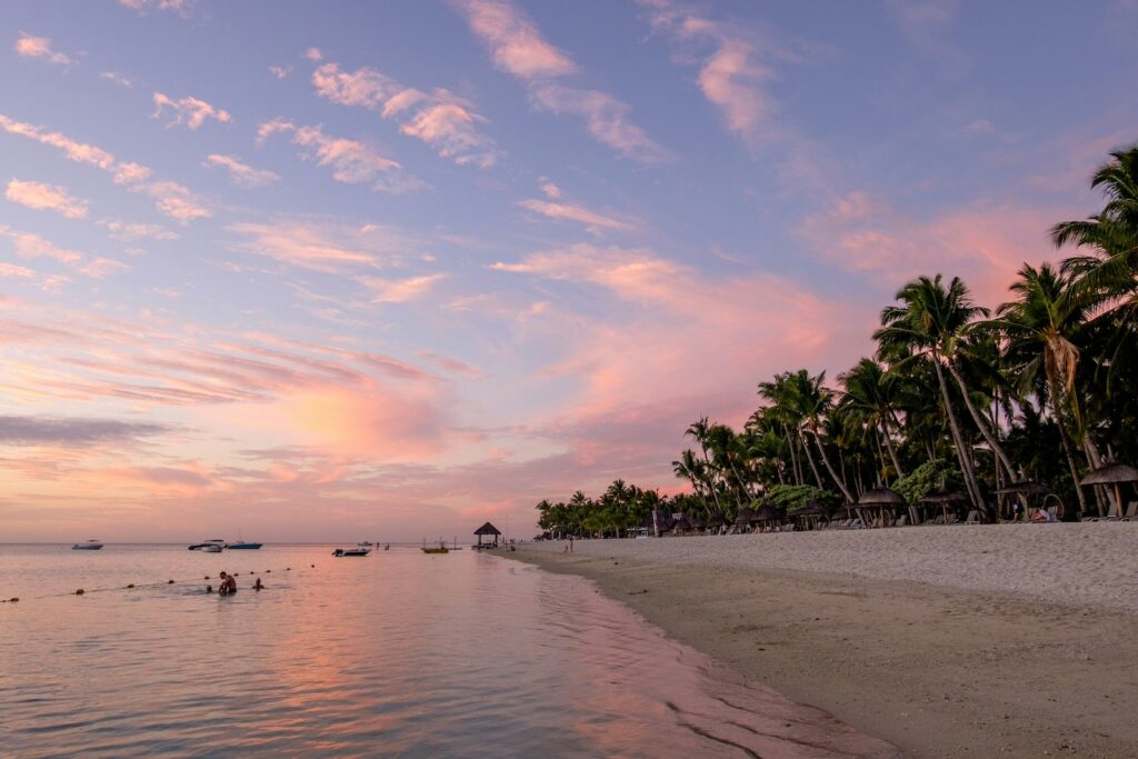 Langer Sandstrand Flic En Flac Beach auf Mauritius