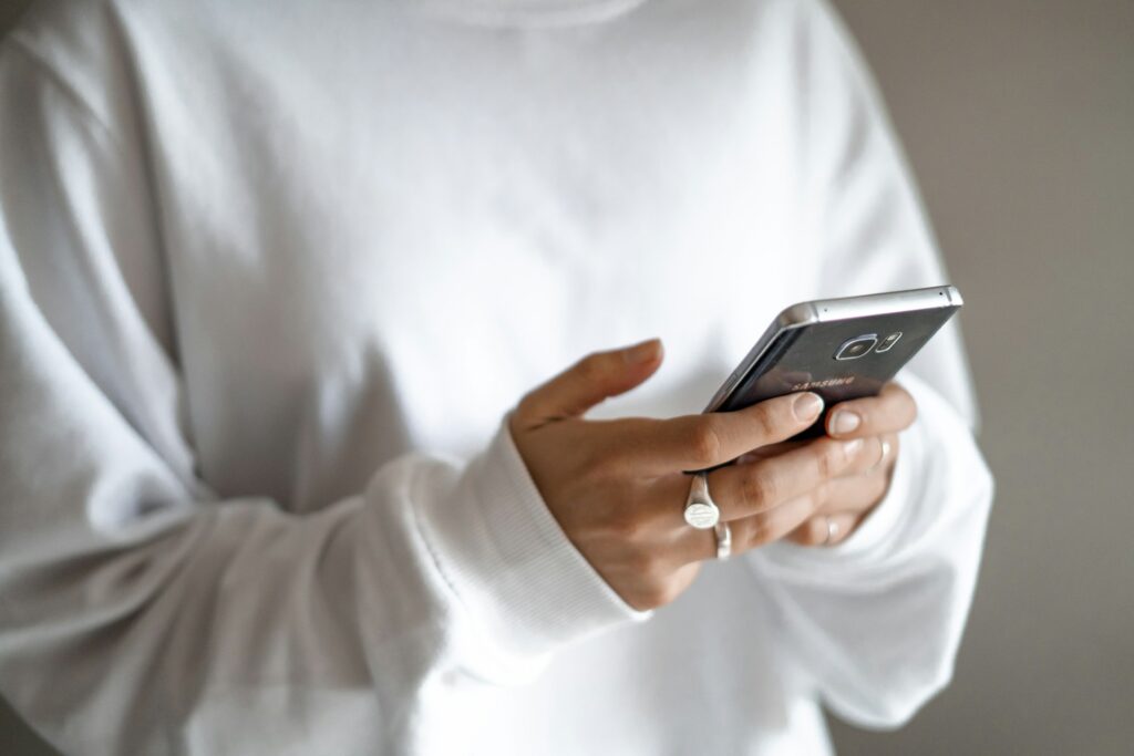 Smartphone Nutzung beim Reisen